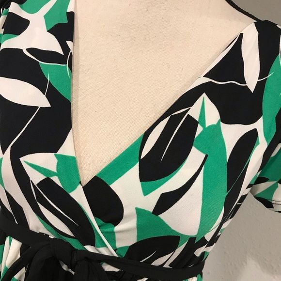 Bisou Bisou v-neck midi dress - Picture 2 of 10